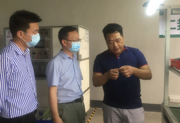 陪同湖北襄陽(yáng)政府園區(qū)對(duì)接考察聚合物鋰電池?cái)U(kuò)建投資選址項(xiàng)目，以點(diǎn)對(duì)點(diǎn)對(duì)接促進(jìn)產(chǎn)業(yè)深度融合