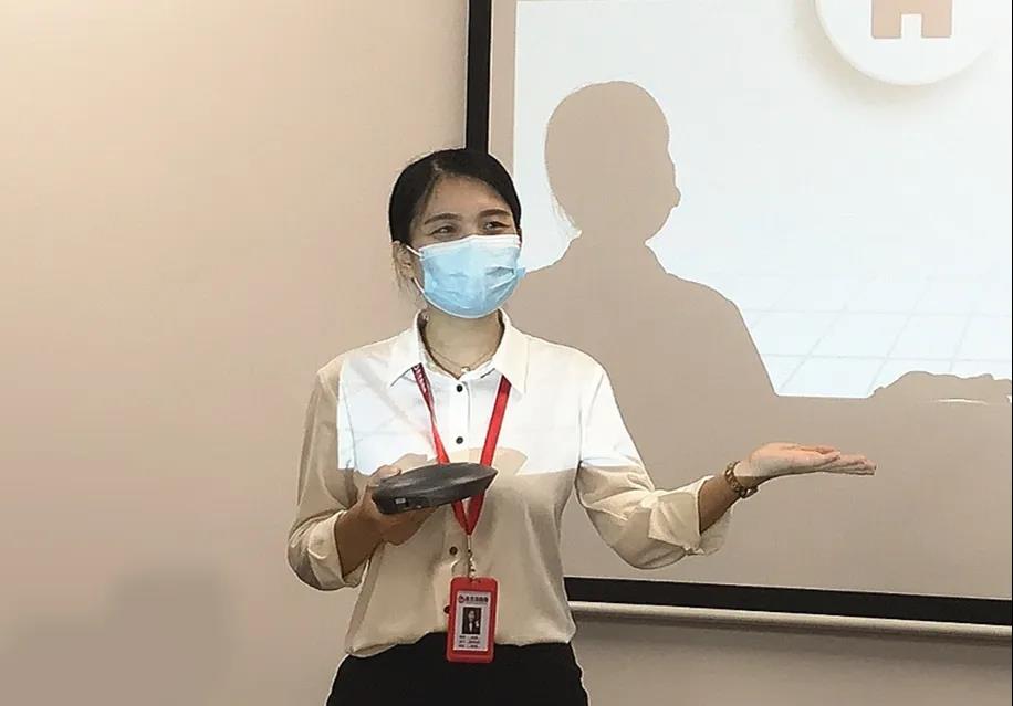 東方龍商務(wù)集團(tuán)舉行年中工作會(huì)議及干部述職報(bào)告，正式啟動(dòng)“夏季攻堅(jiān)”服務(wù)競(jìng)賽！