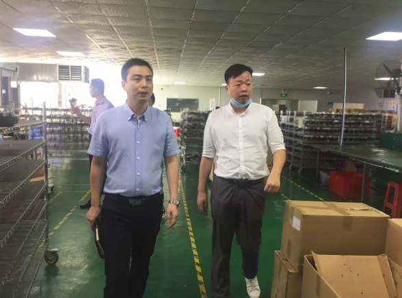 陪同政府園區(qū)赴汽車照明投資選址項目方對接考察，務(wù)實交流合作細節(jié)