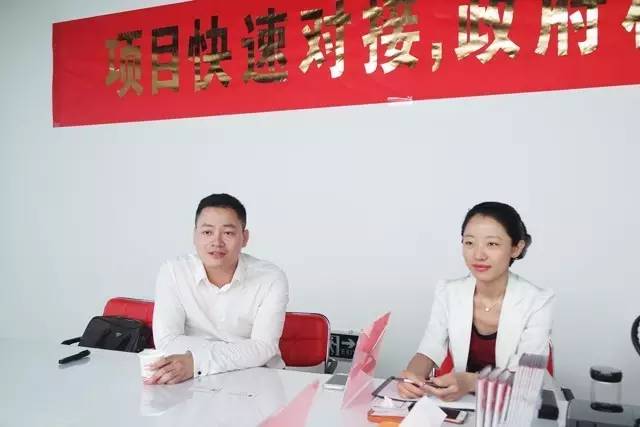 東方龍商務(wù)舉行新能源電池包投資選址項(xiàng)目的政府對接會(huì),參會(huì)政府邀請項(xiàng)目方開展實(shí)地考察 東方龍商務(wù)舉行新能源電池包投資選址項(xiàng)目的政府對接會(huì),參會(huì)政府邀請項(xiàng)目方開展實(shí)地考察