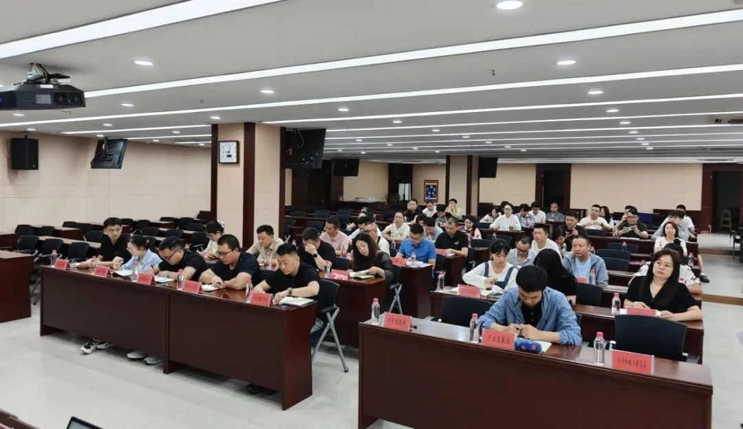 規(guī)模近百人！新形勢(shì)下，招商攻略通關(guān)秘籍！集團(tuán)受邀赴貴州雙龍航空港經(jīng)濟(jì)區(qū)開展政府專業(yè)委托招商實(shí)戰(zhàn)培訓(xùn)！