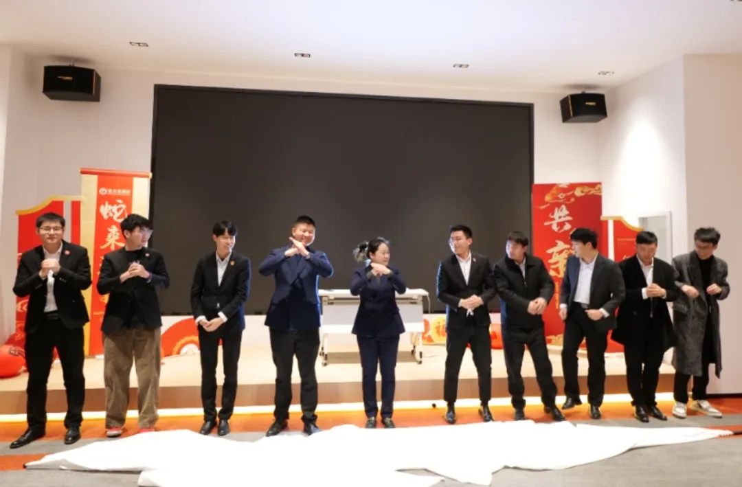 蛇來運轉(zhuǎn)，共征新程——東方龍商務(wù)年度慶典璀璨落幕！
