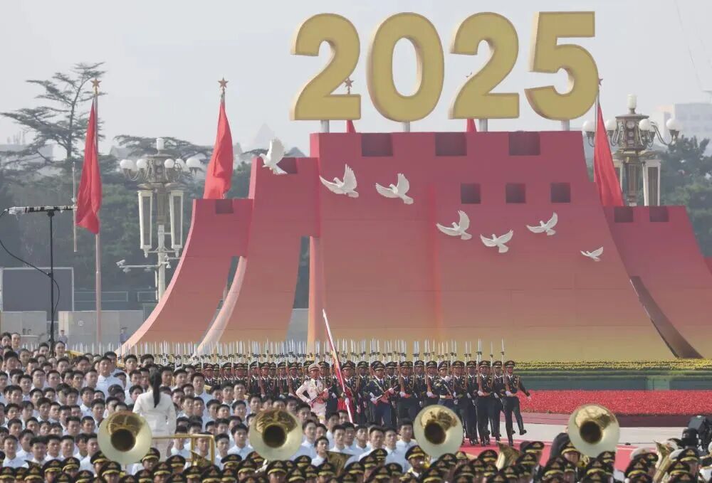 熱血沸騰！上海東方龍商務(wù)集團(tuán)組織全體員工觀看九三閱兵現(xiàn)場(chǎng)直播