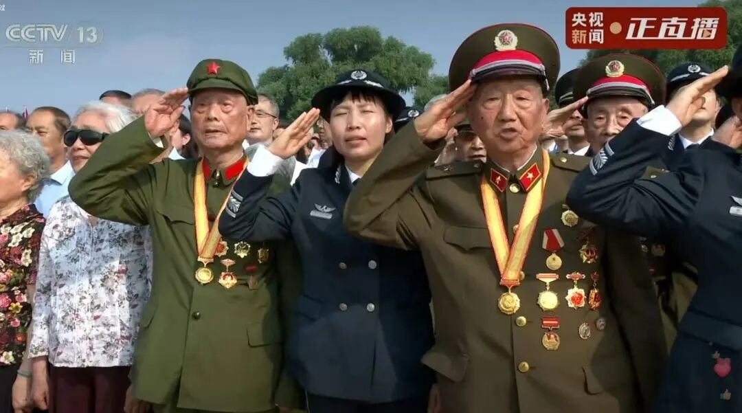 熱血沸騰！上海東方龍商務(wù)集團(tuán)組織全體員工觀看九三閱兵現(xiàn)場(chǎng)直播