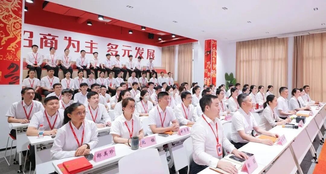 上海東方龍商務(wù)科技集團(tuán)召開干部會(huì)議暨“奔跑二季度”總結(jié)表彰、“迎戰(zhàn)三季度”競賽動(dòng)員會(huì)！